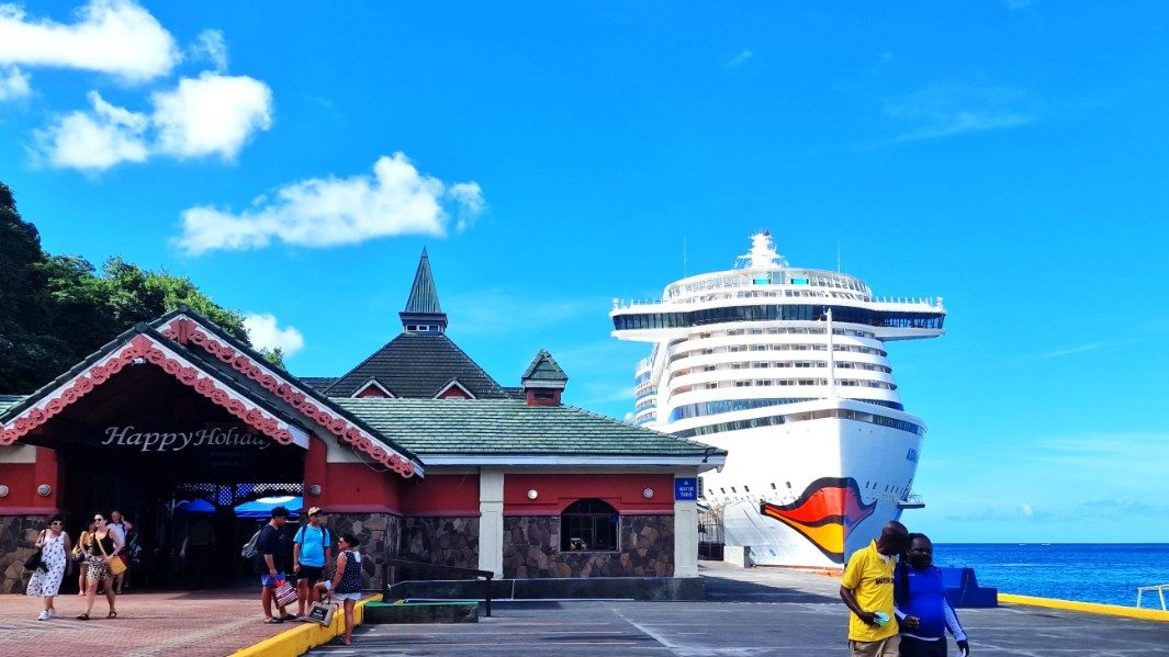 Kreuzfahrtschiff AIDA am Ufer Mobilie Reiseberater