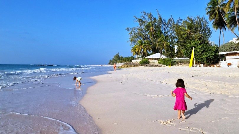 Sandstrand auf Barbados an dem zwei Kinder spielen